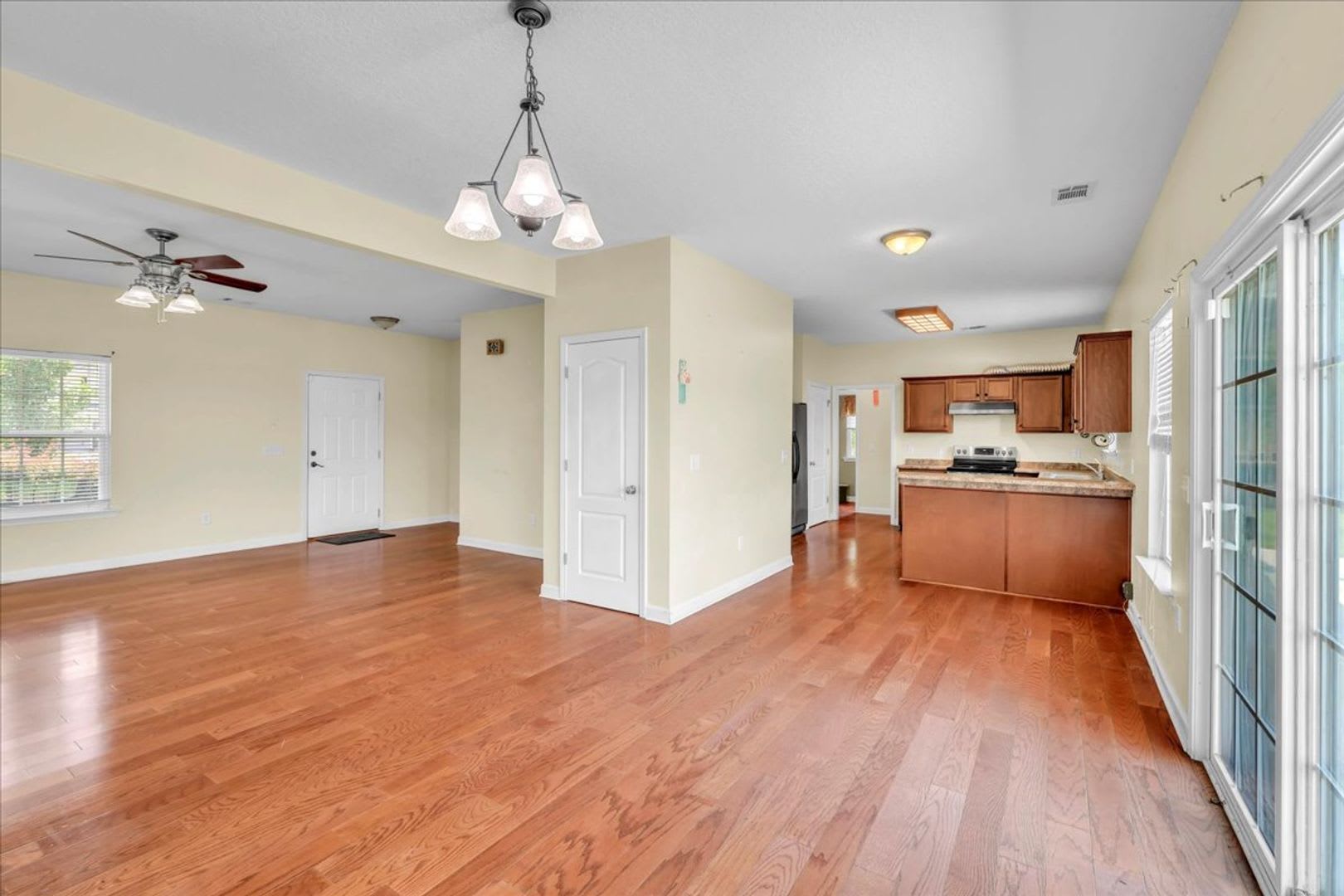 Spacious 4 Bed 2 5 Bath In White Oak – photo 3