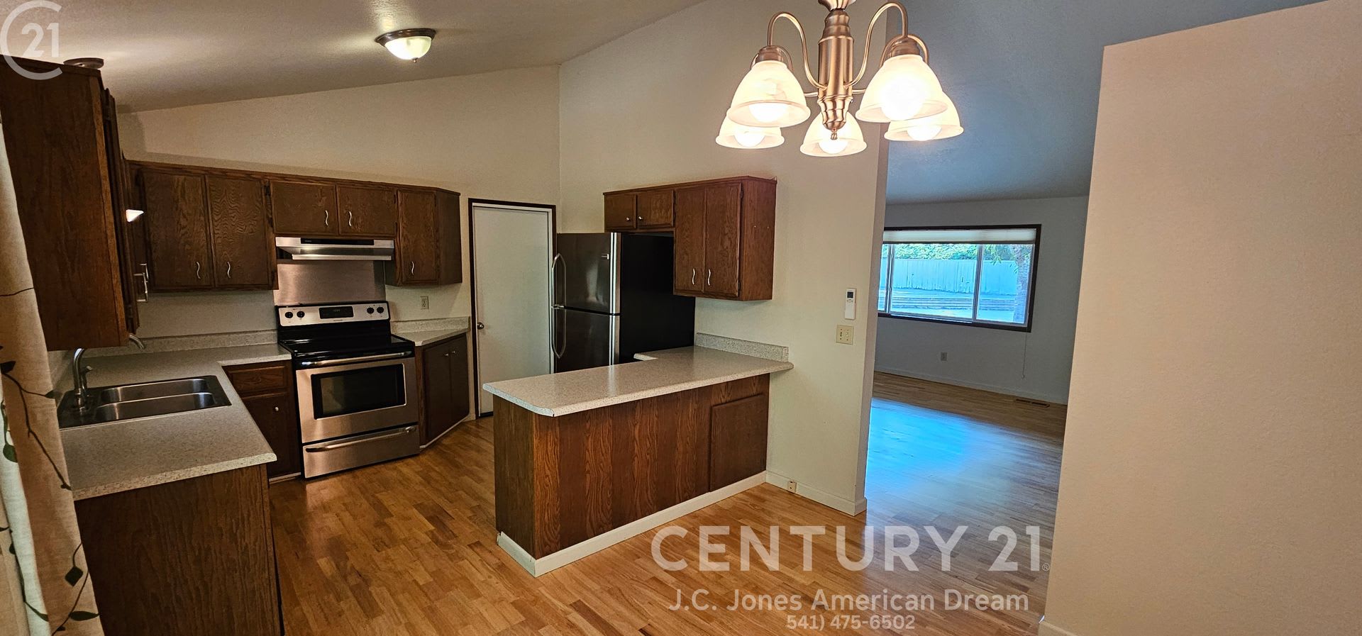 3 Bed 2 Bath Home w/Attached Garage – photo 4