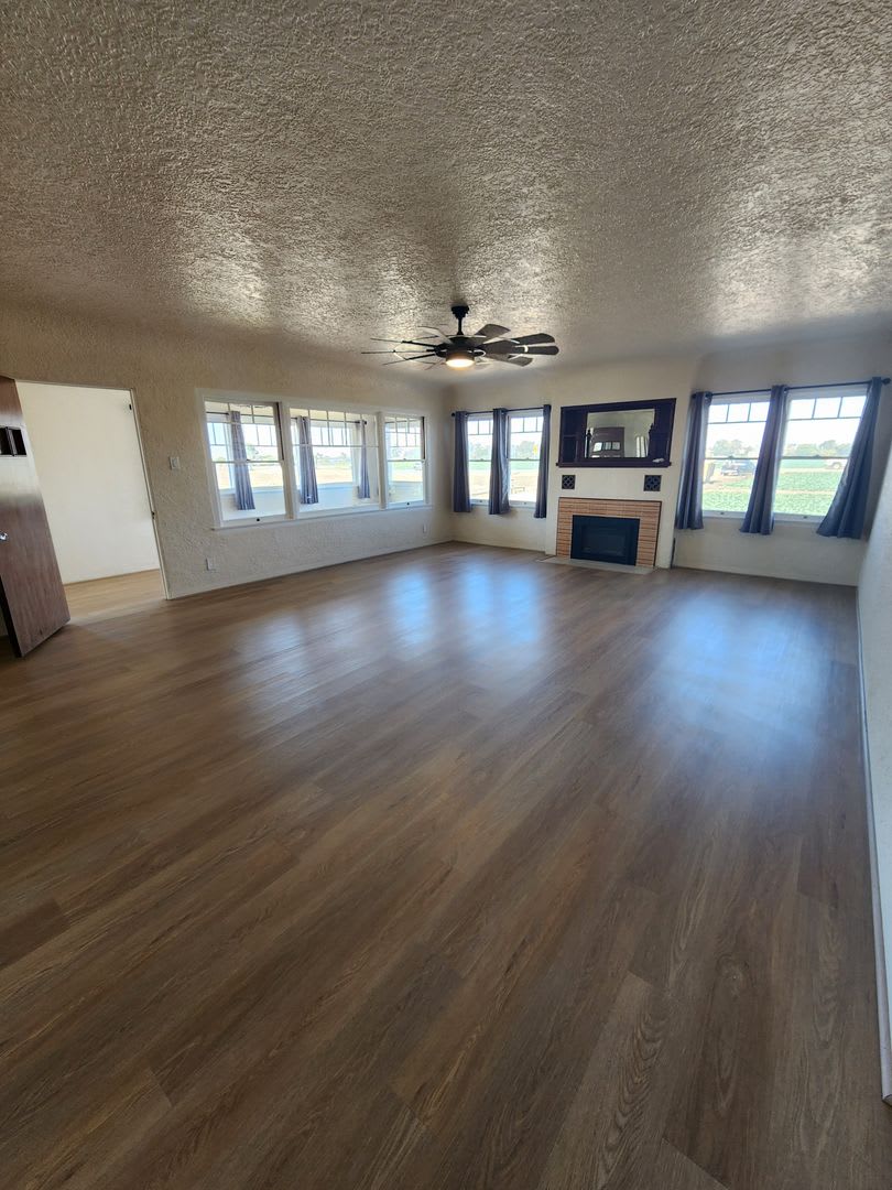 Adorable and Spacious 4 Bedroom Farmhouse W/Bonus Room- Water, Trash and Wifi Included! – photo 5