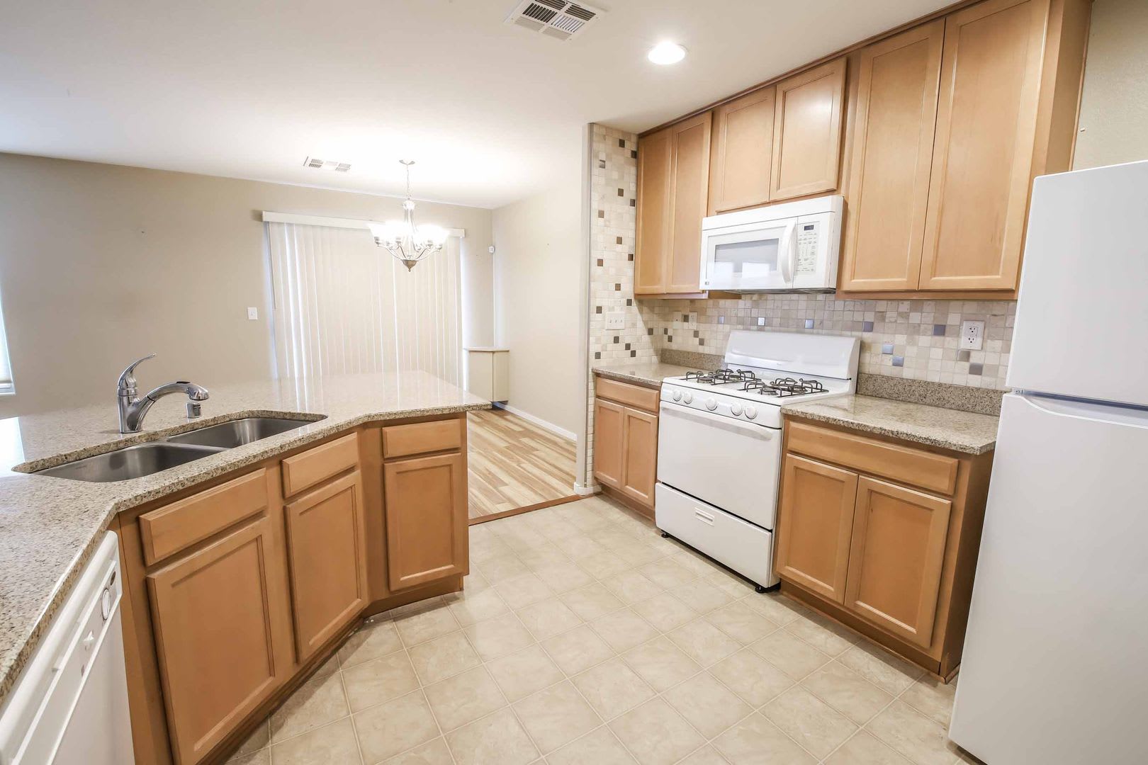Stylish Gated Henderson Home with Loft & Community Pool! – photo 2