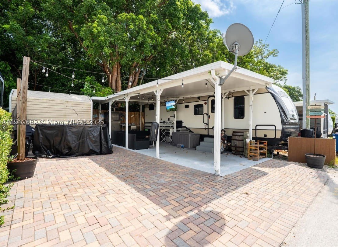 325 Calusa St – photo 1