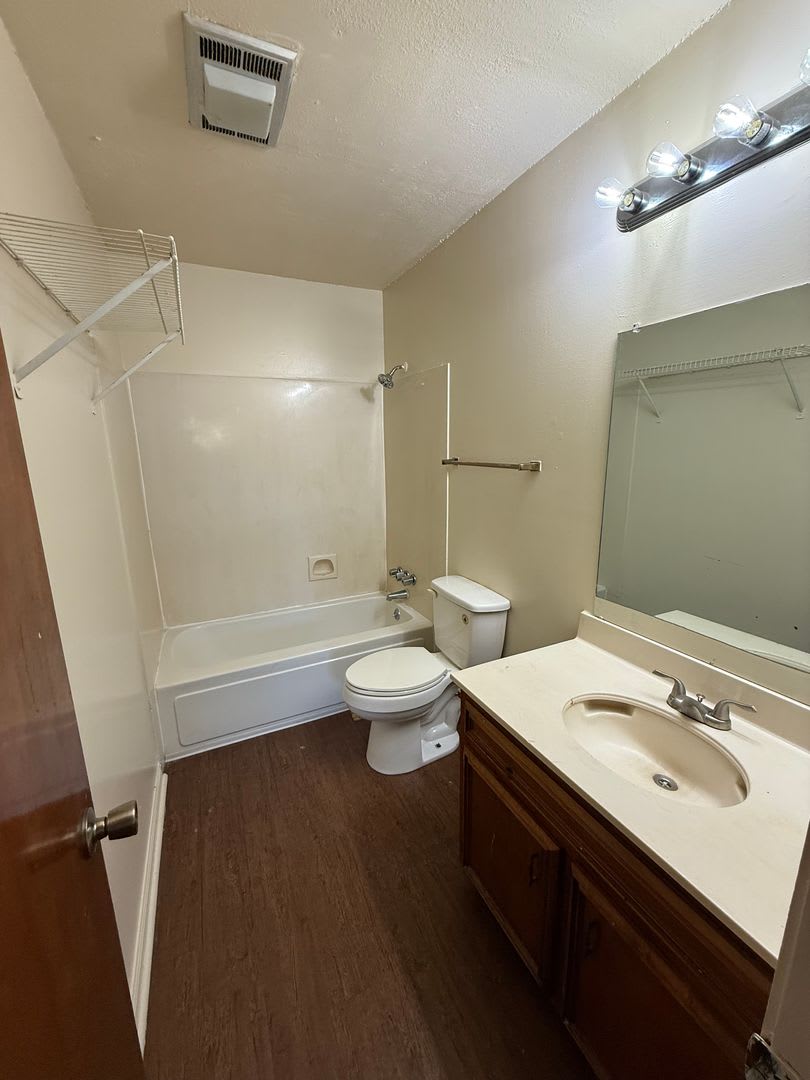 Beautiful And Spacious Townhome With Cathedral Ceilings Ready For You To Make It Home – photo 2