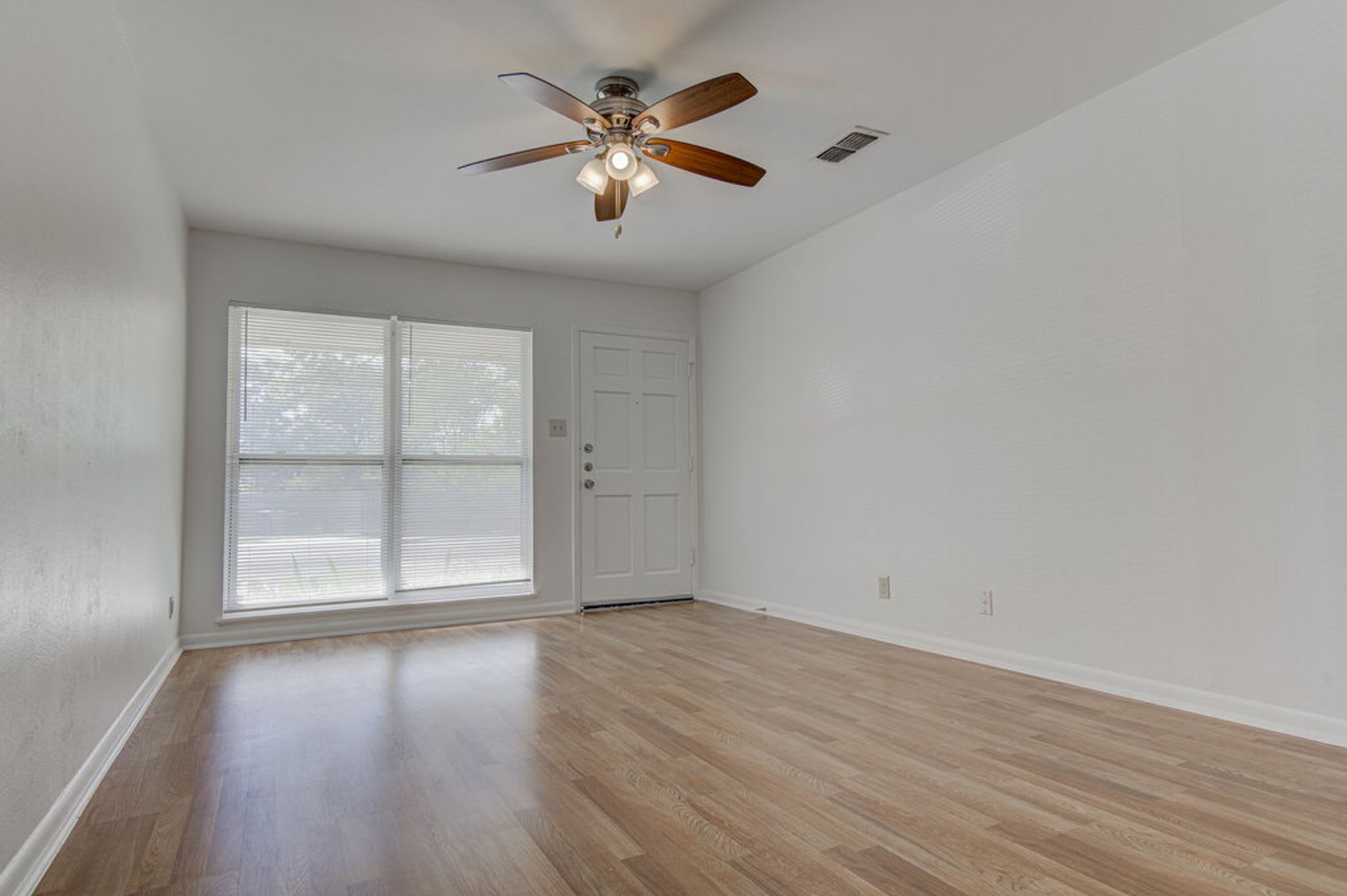 **THREE WEEKS FREE RENT!!** Charming 3-Bedroom Home with Spacious Backyard in North Austin! – photo 4
