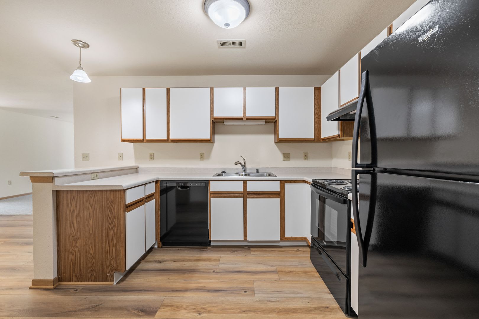 Condo Style Upper 2 Bedroom 2 Bathroom Apartment Available – photo 5