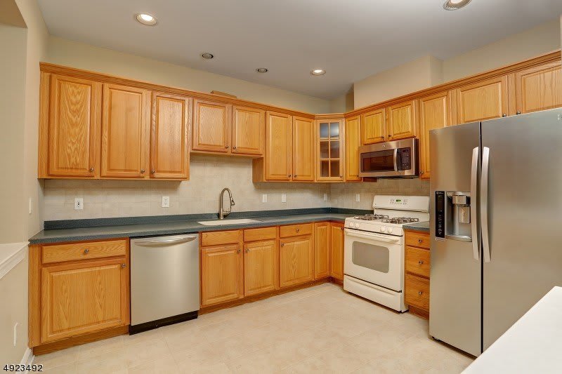 215 Raymound Blvd – photo 5