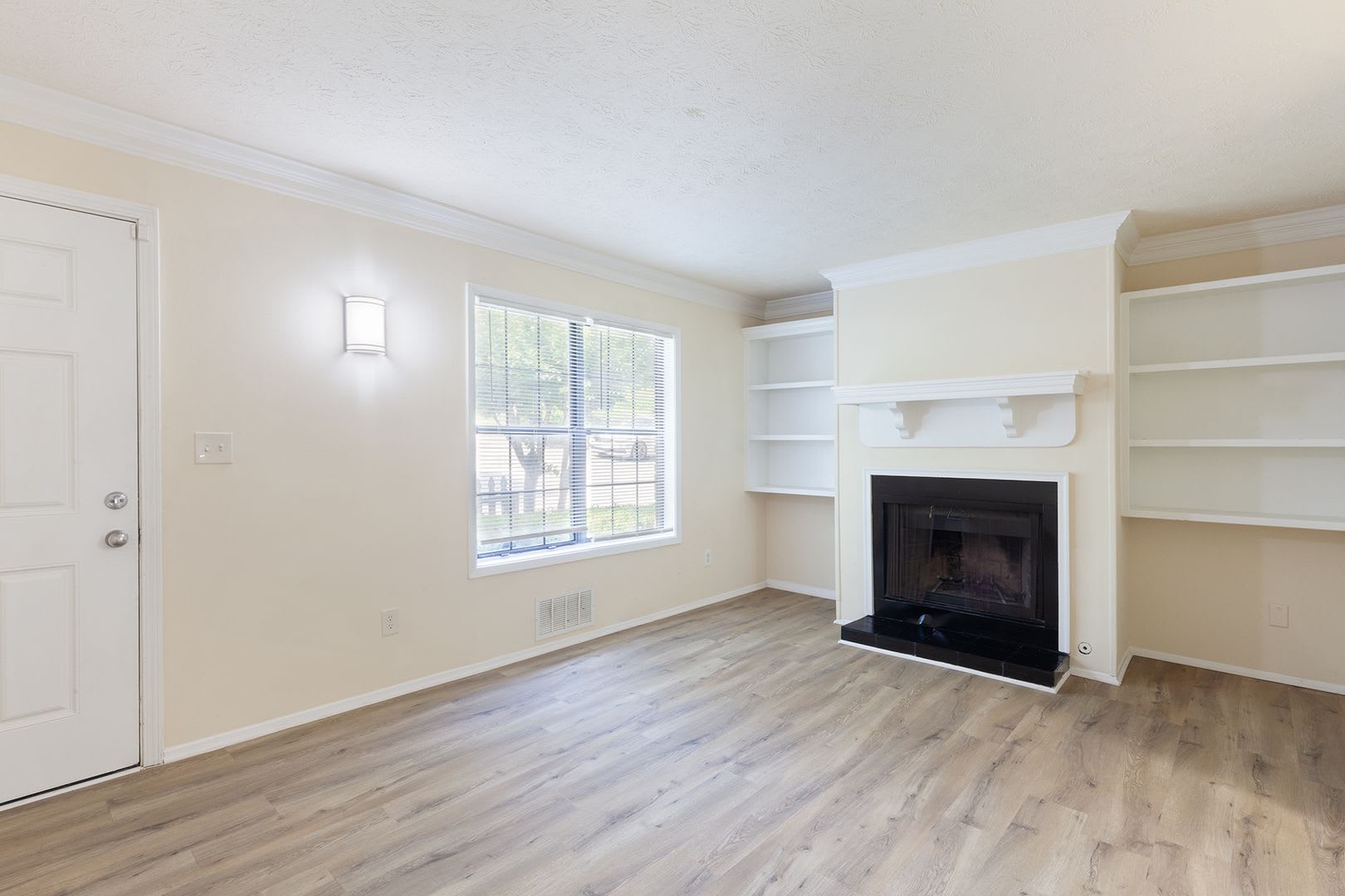 3bd/2.5ba Split Level Condo in Quiet Neighborhood! – photo 4