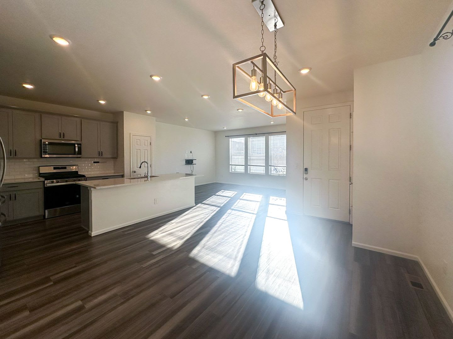 NEARLY NEW 3-bed Paired Home in Senderos Creek community! – photo 5