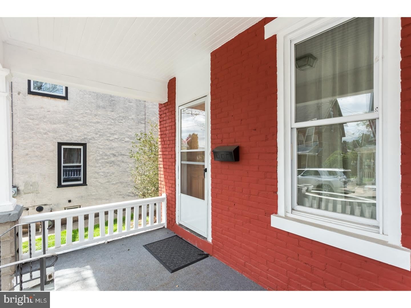849 QUEEN Street – photo 2
