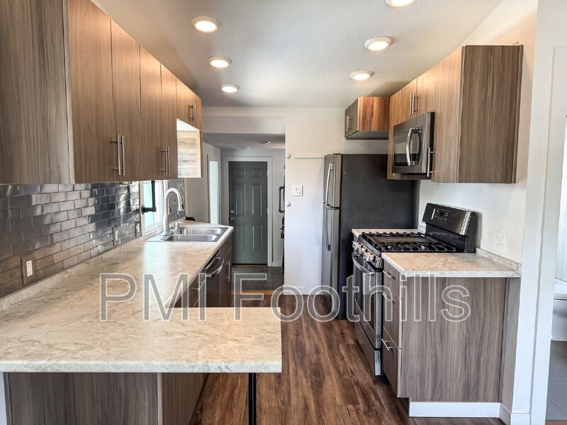 825 East Dartmouth Avenue – photo 4