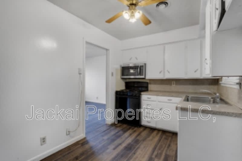 814 East Centennial Street – photo 5
