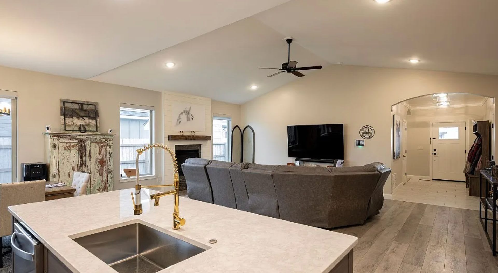 3 Bedroom 2 bath house with amazing views of the Bridger Mountains – photo 5