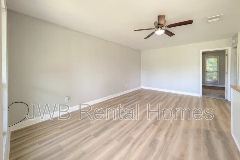 7815 Jasper Avenue – photo 4