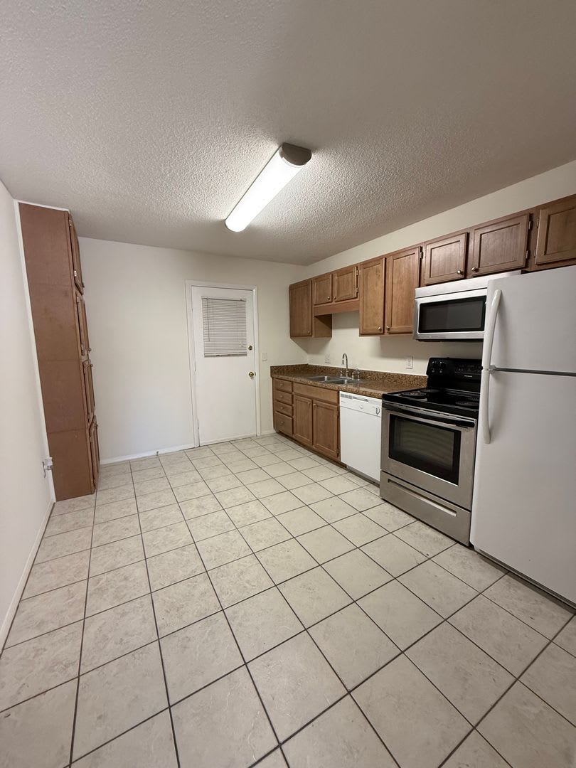 New Listing – photo 3