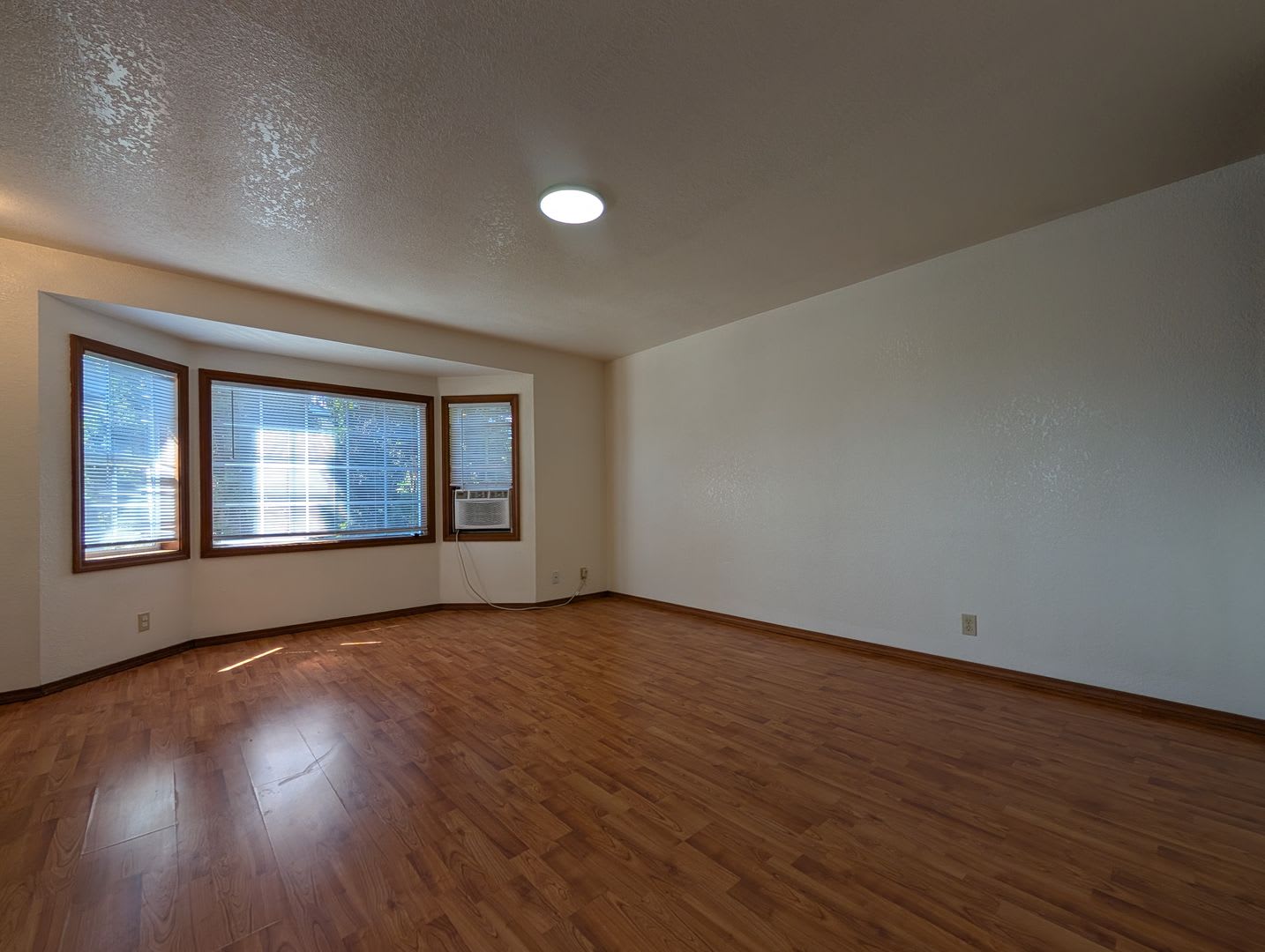 Spacious upstairs 2-Bedroom, 1-Bath Apartment in Springfield 4-Plex! – photo 5