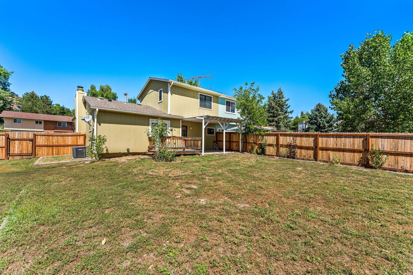 Near Downtown Castle Rock location with No HOA and HUGE YARD – photo 2