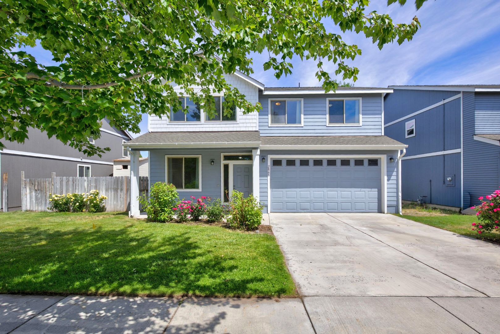 Large 2 Story Home 4 Bedrooms 2 5 Baths Living Room Large Loft Family Rm Fenced Yard 2 Car Garage – photo 2