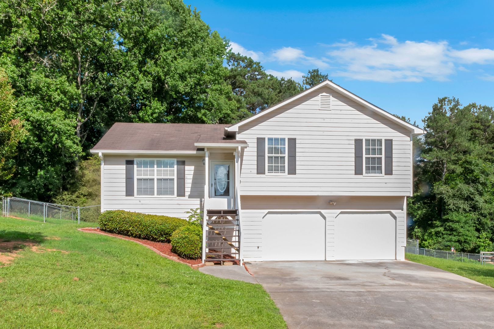 Lovely 3 Bed Room With 2 Baths, Gated Home – photo 2
