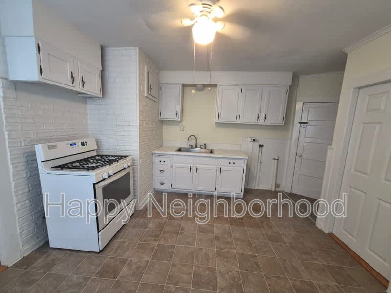 209 Pearl StreetUnit 2 – photo 4