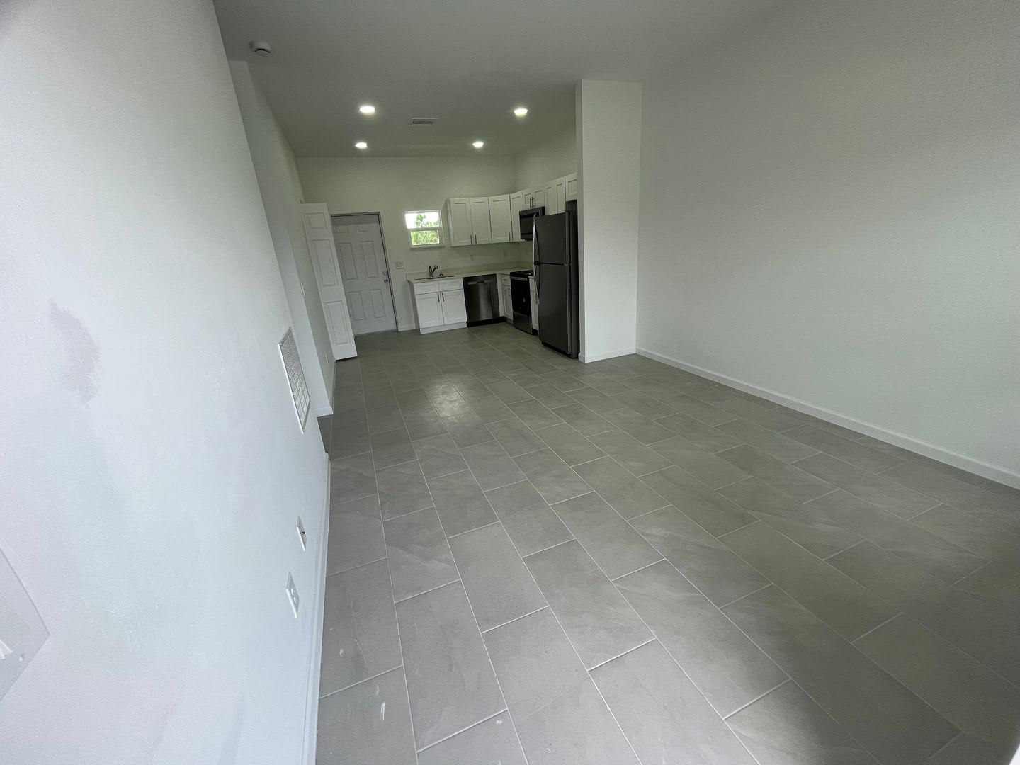 Bright & Modern 2 Bed-1 Bath Pet-Friendly Home in desirable Alva, FL! – photo 2