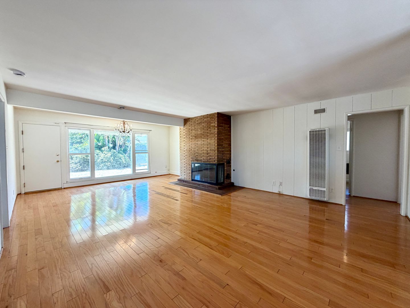Charming 3 Bed 2 Bath Home In Westchester! – photo 1