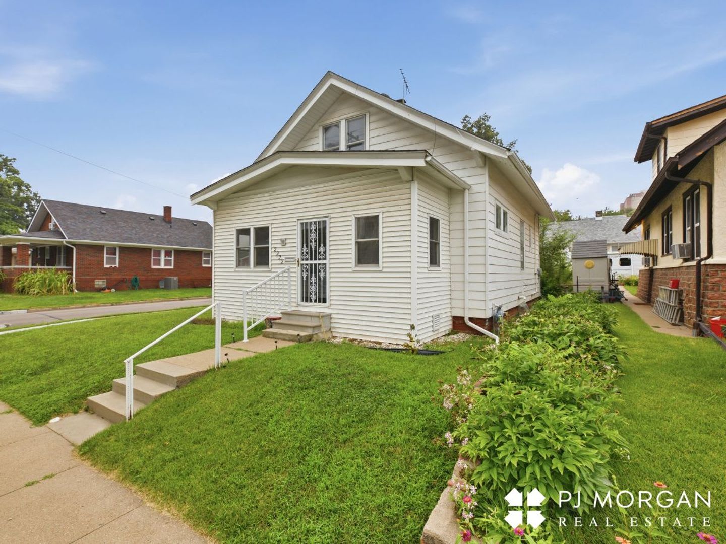 Charming 3 Bedroom Home With Hardwood Floors Garage – photo 1