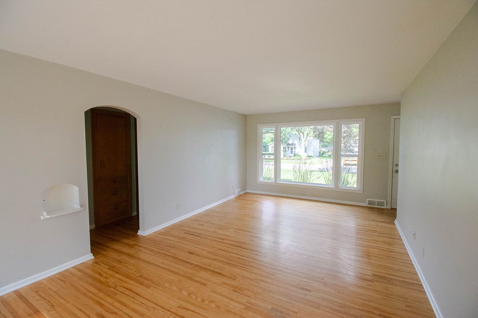Charming Uptown Ranch Style Home With Private Fenced Backyard – photo 3