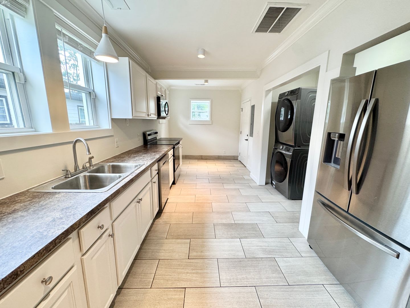 3 Bed 2 Bath Home W Fenced Backyard – photo 3