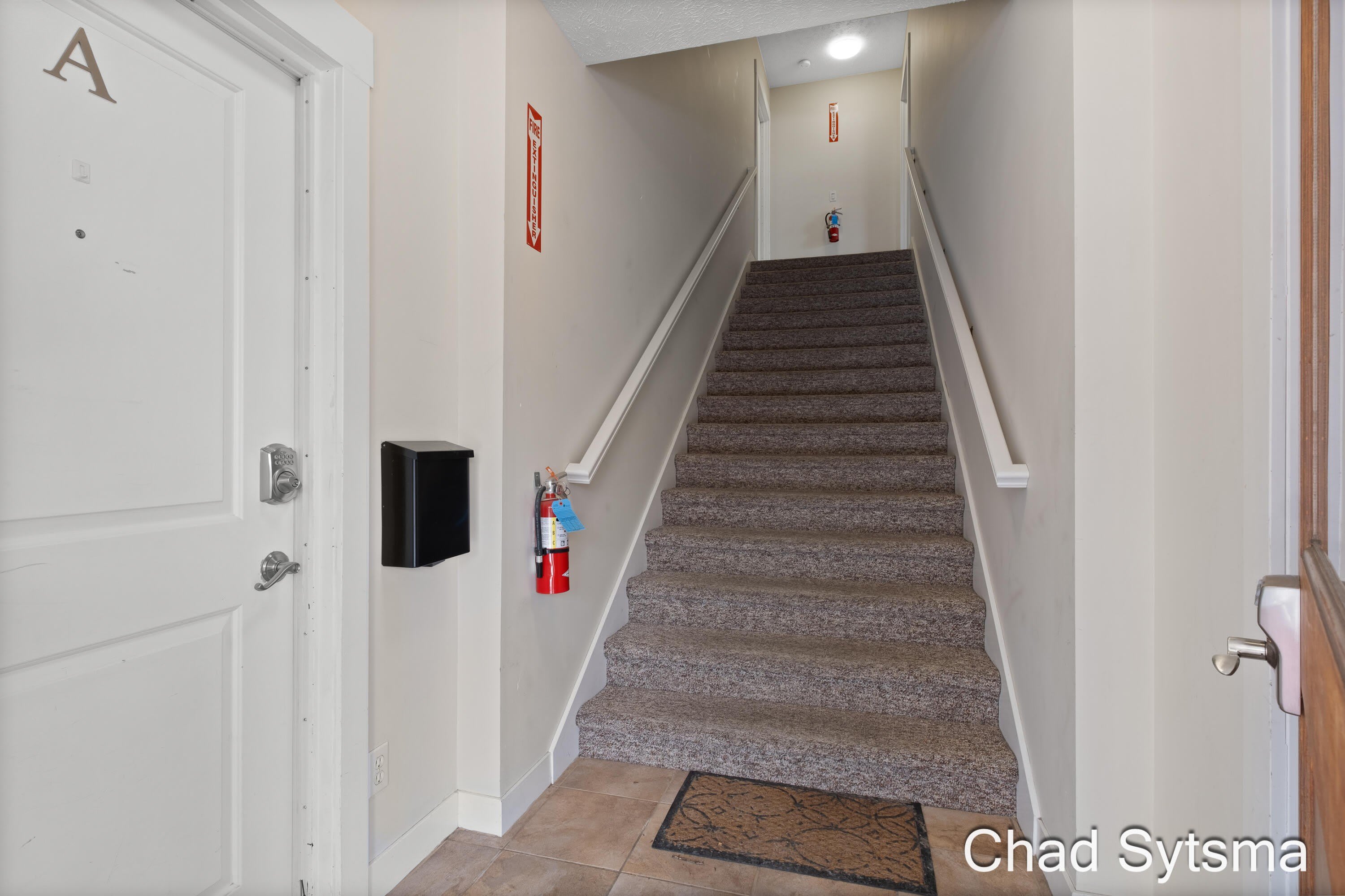 930 Wealthy Street Se – photo 2