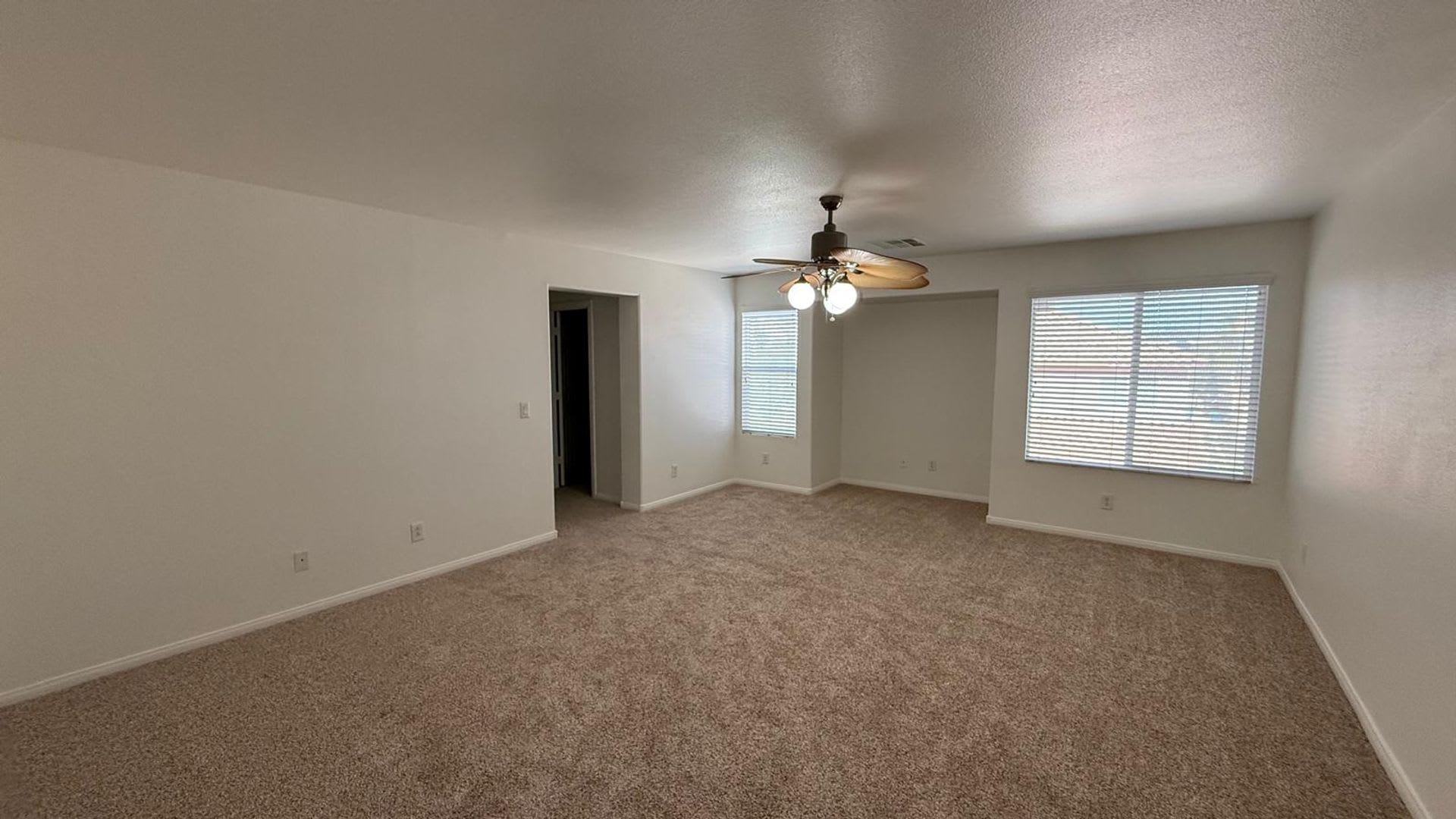 New flooring and freshly painted 4 bedroom home – photo 4