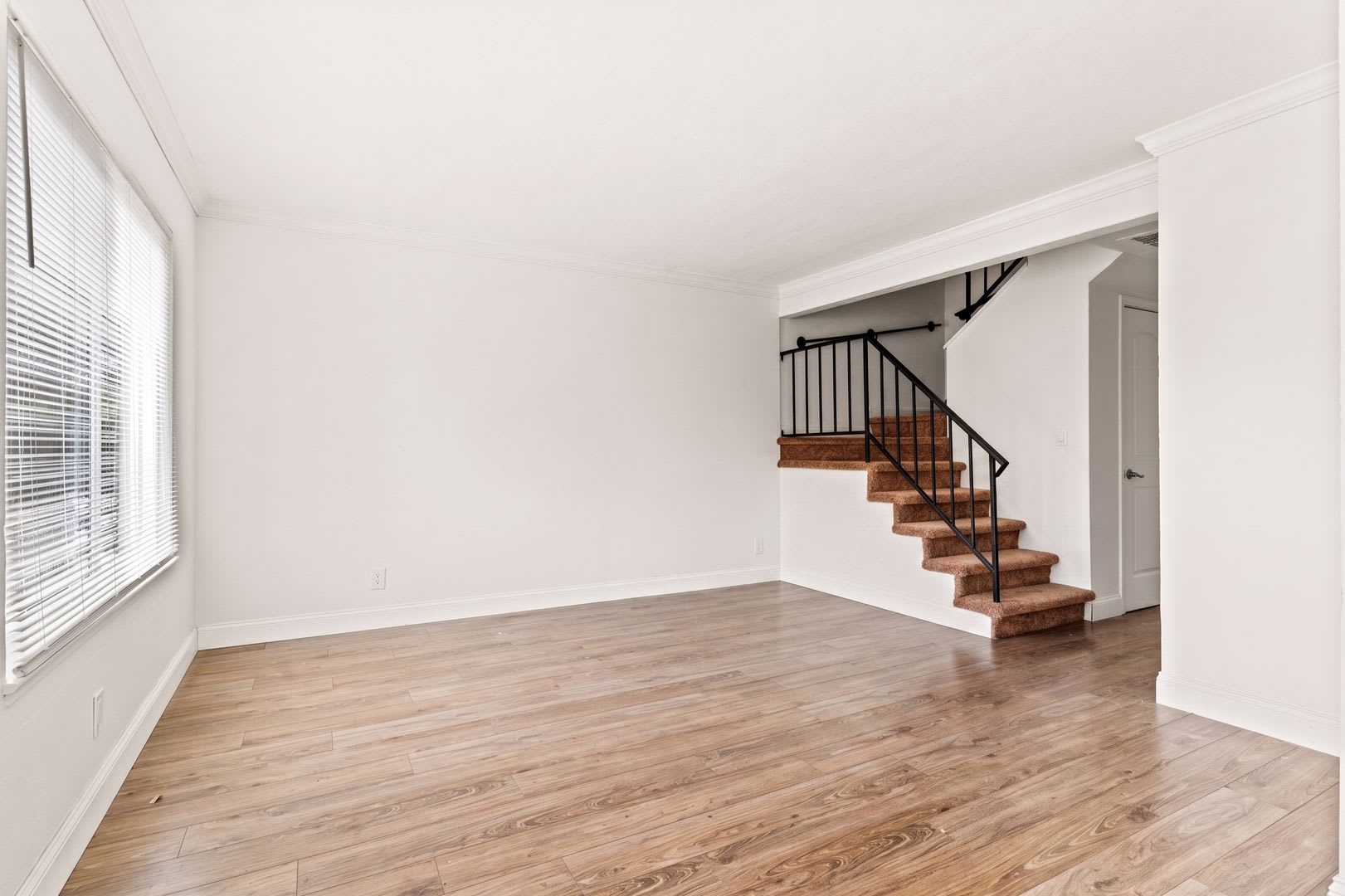 Spacious & Updated 2-Bedroom Townhouse in Union City – photo 2