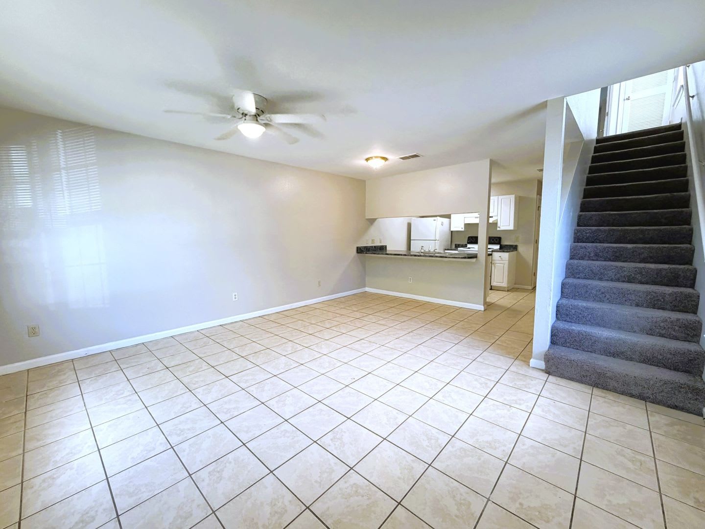 AWESOME 3/3 w/ Open Kitchen w/ Bar, W/D, New Paint, Walk in Closets! $1350/month Avail Now! – photo 2