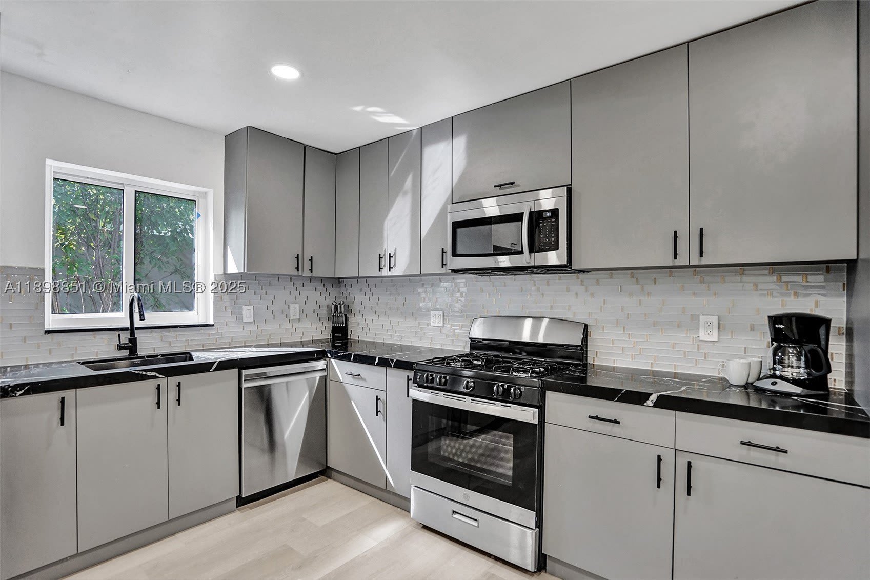 1230 Johnson St – photo 3
