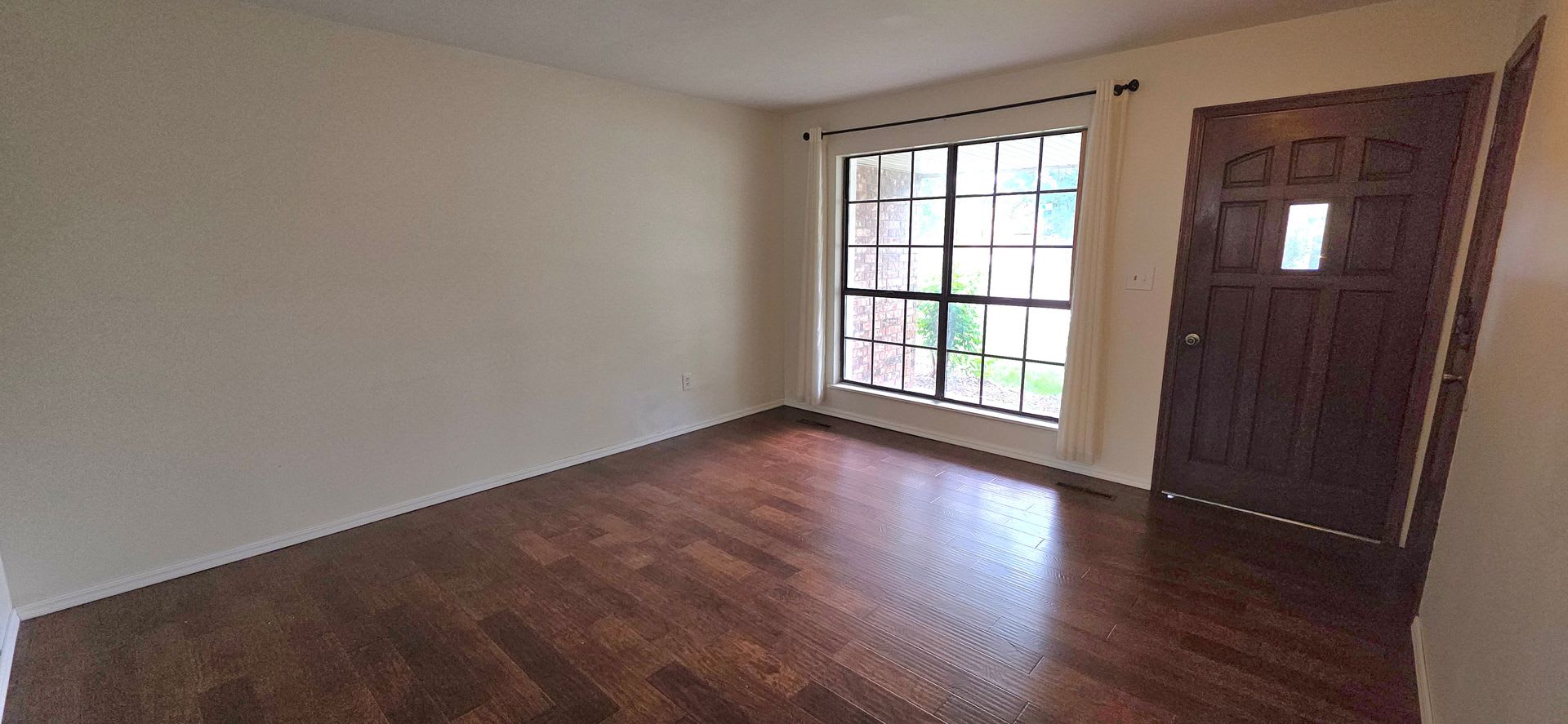 3 Bedrooms! 2 Living areas! close to Mall! $1695 – photo 3