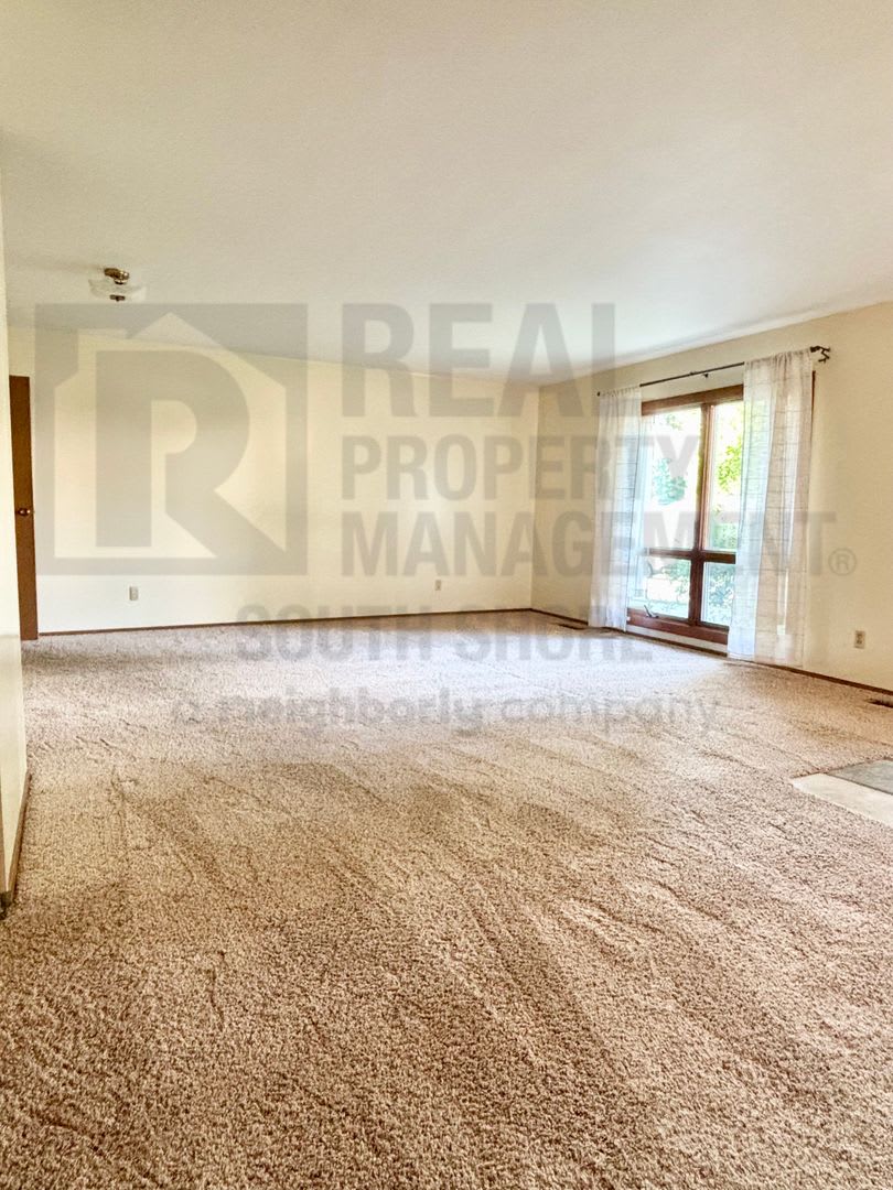 Sprawling 3Bed/2Bath Ranch in the Heart of Valpo – photo 2