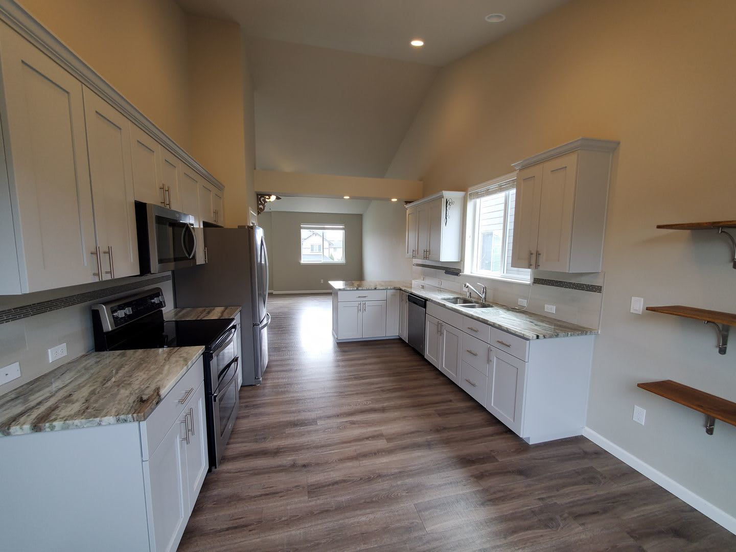 Beautiful Newer 4 Bedroom In Tahoma Terra Neighborhood! – photo 3
