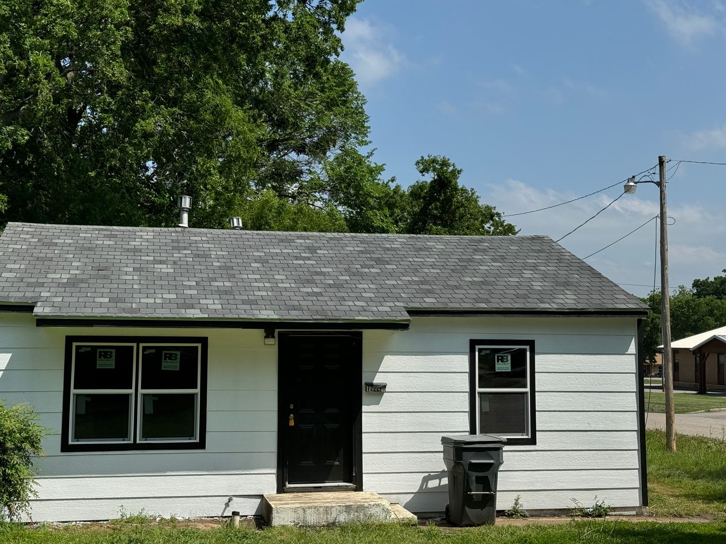 2 Bedroom 1 Bath Home, New Siding and Windows! – photo 2