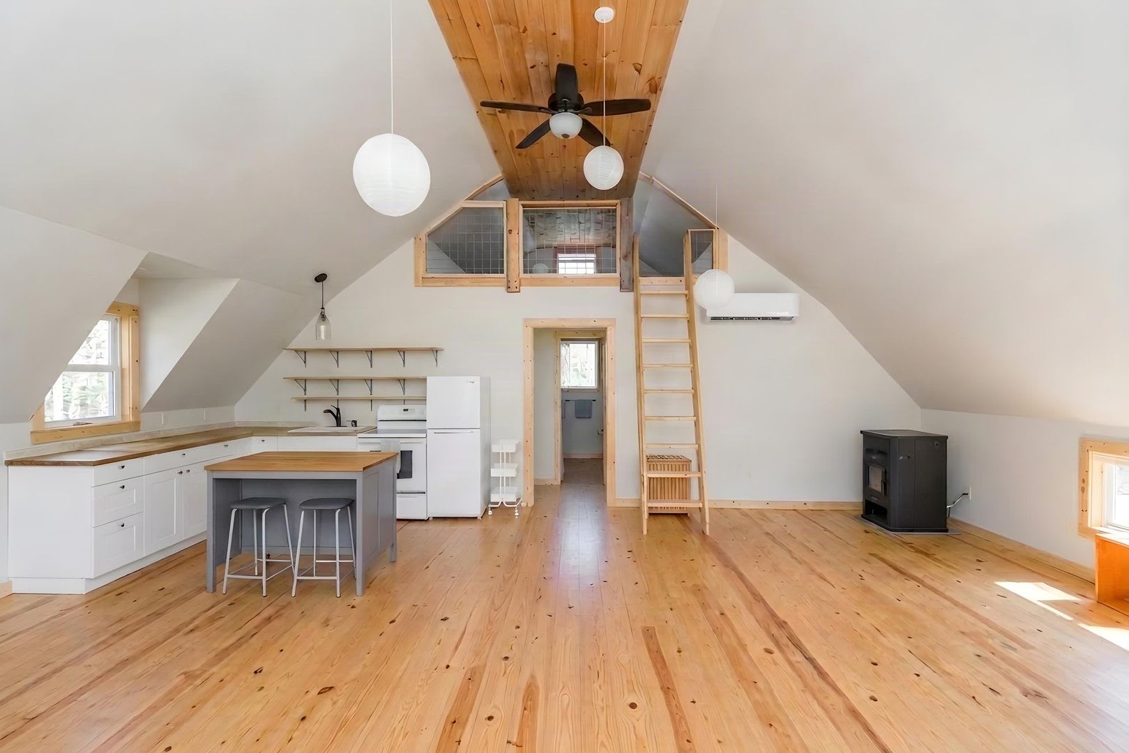 Barn-Style Modern Farmhouse with Mountain Views in Candler — 30 Minutes to Downtown Asheville – photo 2