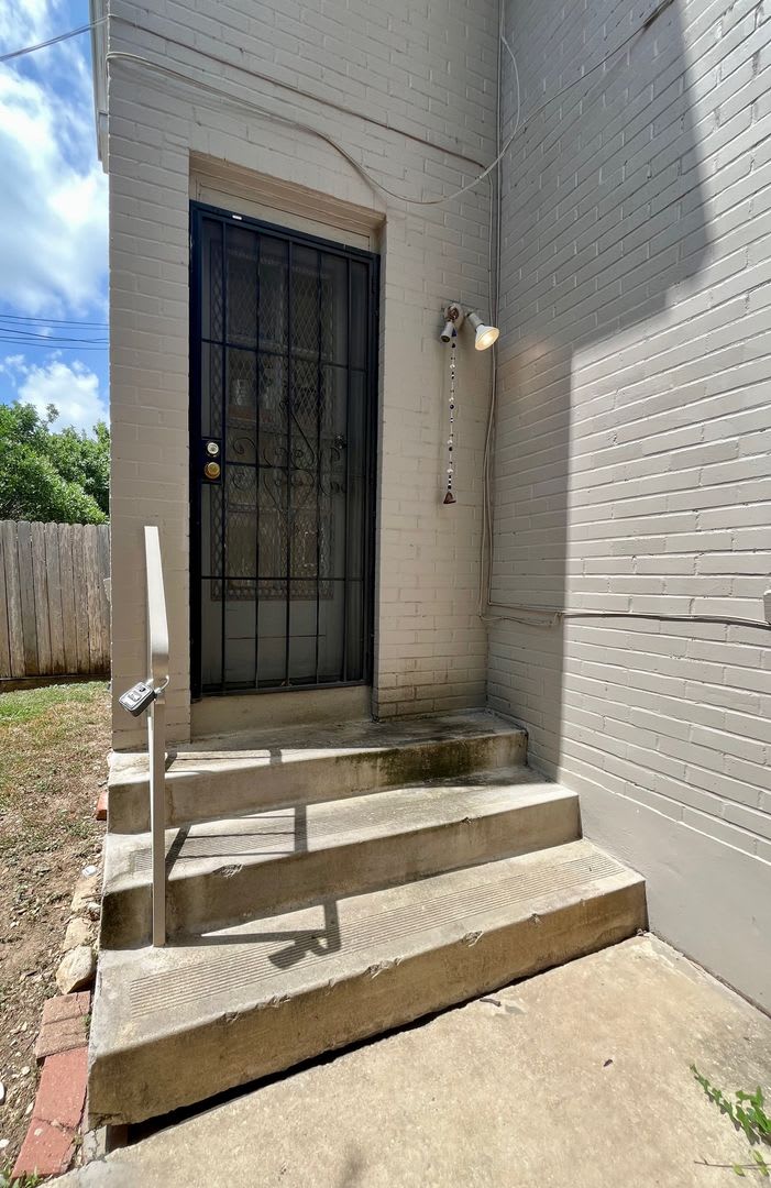 Move In Special Location Fabulous 1 1 With Extra Space One Block Off The St Mary S Strip And Close To The Pearl Move In Ready – photo 2