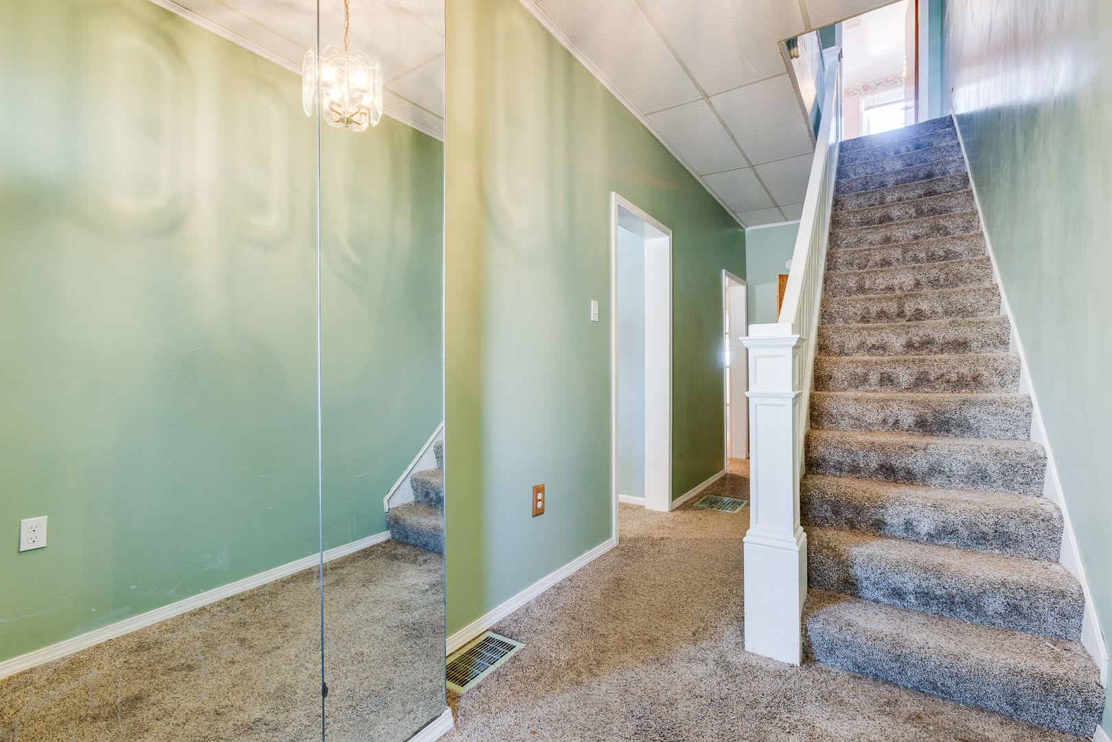 AVAILABLE NOW! 3 bed, 2 bath AMAZING House in Allentown!!! – photo 3