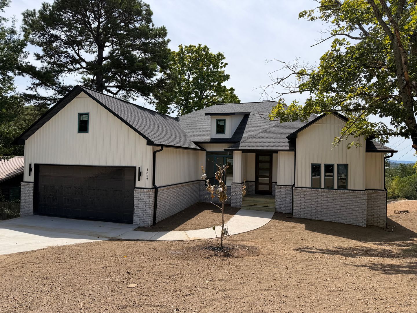 1/2 off first months rent if lease starts 9/1 – photo 1