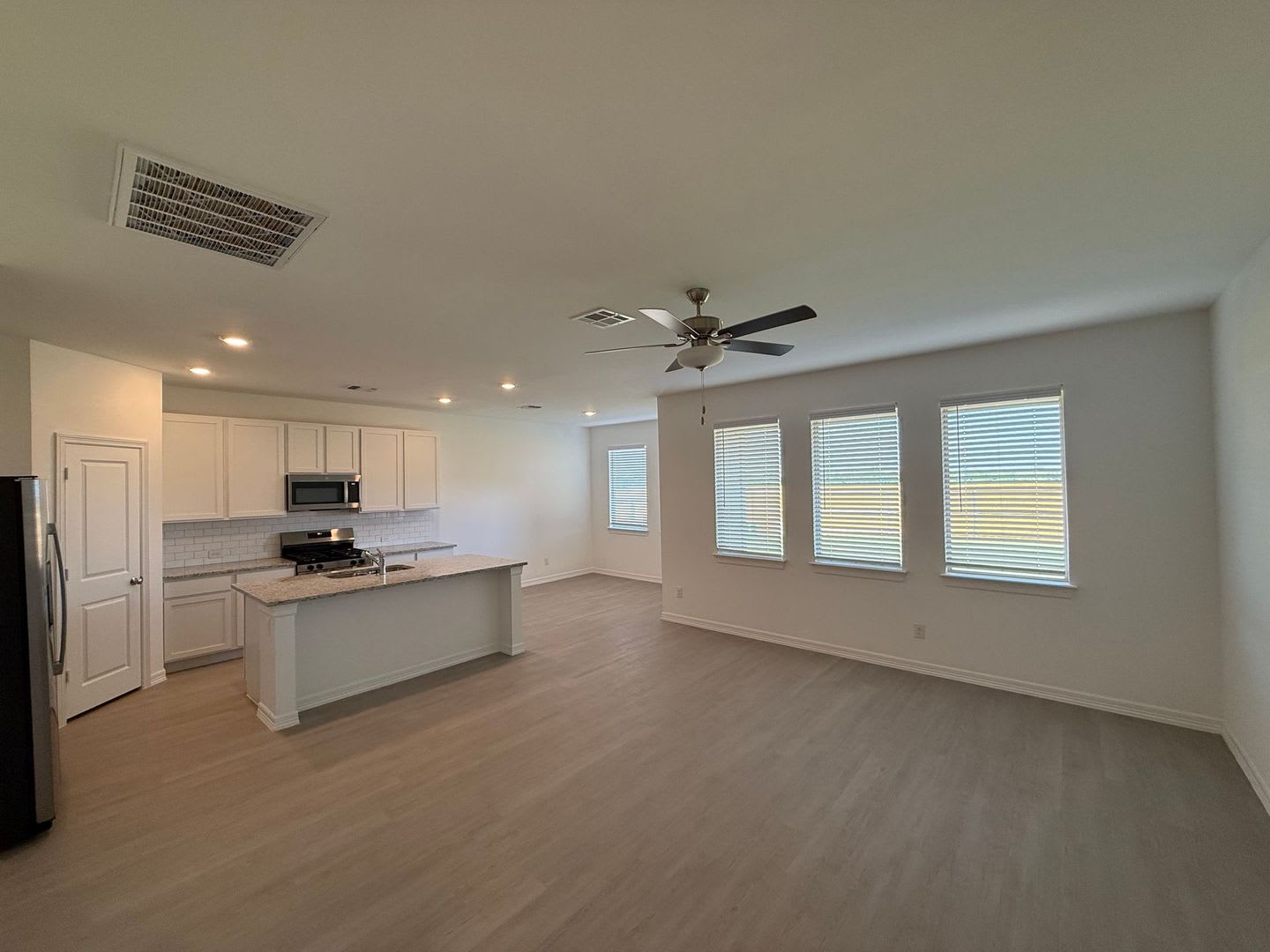 Luxurious and Spacious 4 Bedroom Home in Mustang School District – photo 3