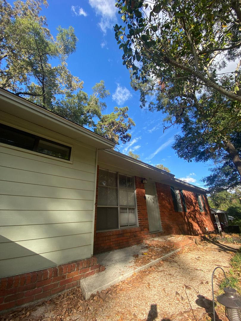 AVAILABLE NOW 3 BEDROOM 2 BATH SINGLE STORY – photo 5