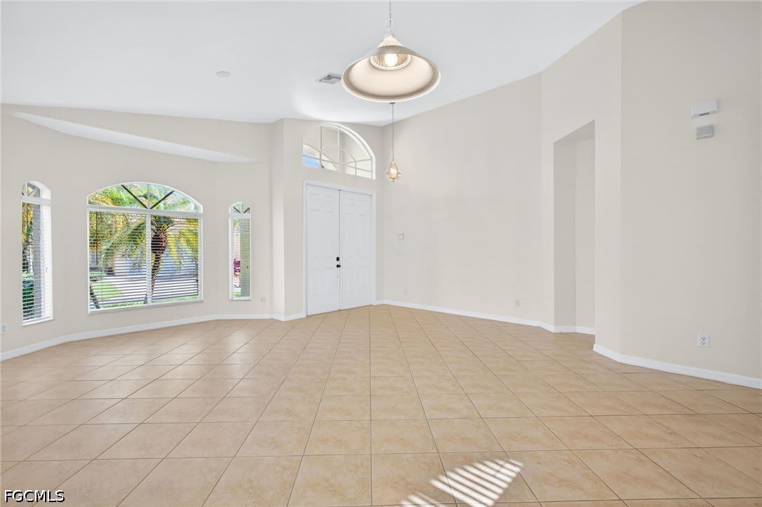 8369 Sumner Avenue – photo 4