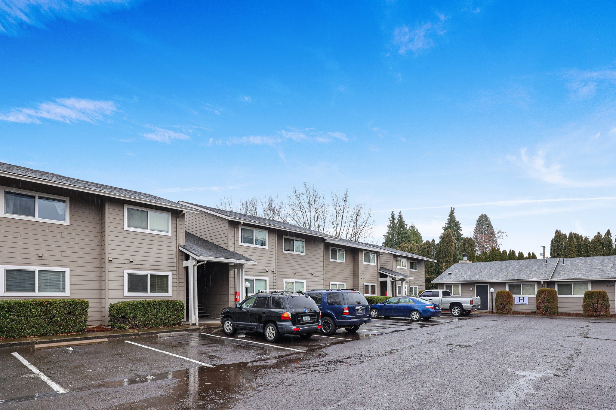 Applegate – photo 2