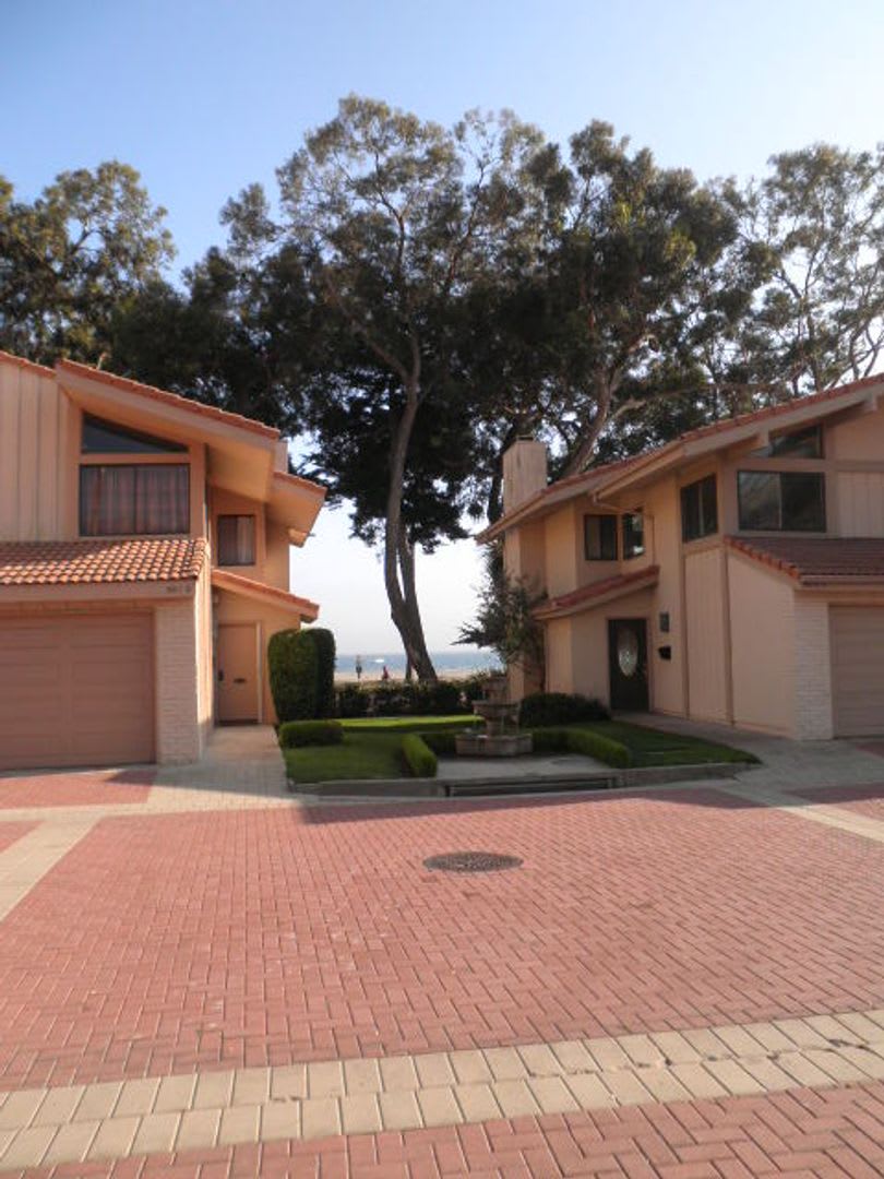Live The East Beach Lifestyle Townhome With Pool Access – photo 2