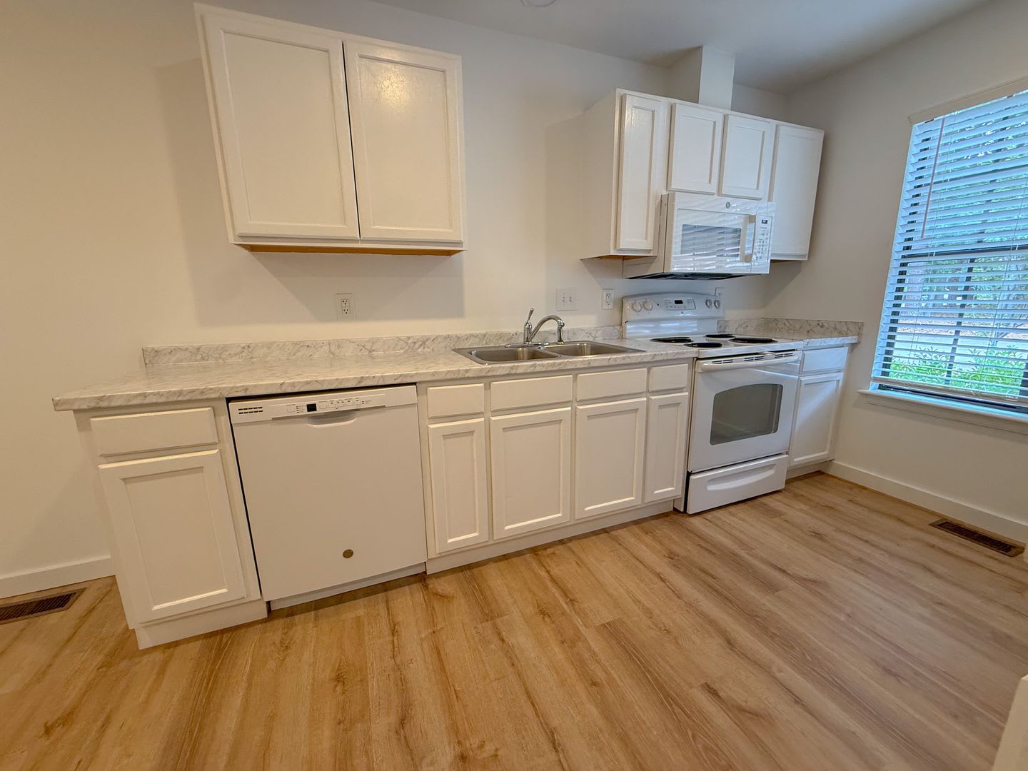 Welcome To This Beautifully Updated 2 Bedroom 2 5 Bath Lakeside Condo In The Highly Sought After Oaks Of Avent Ferry Community – photo 5