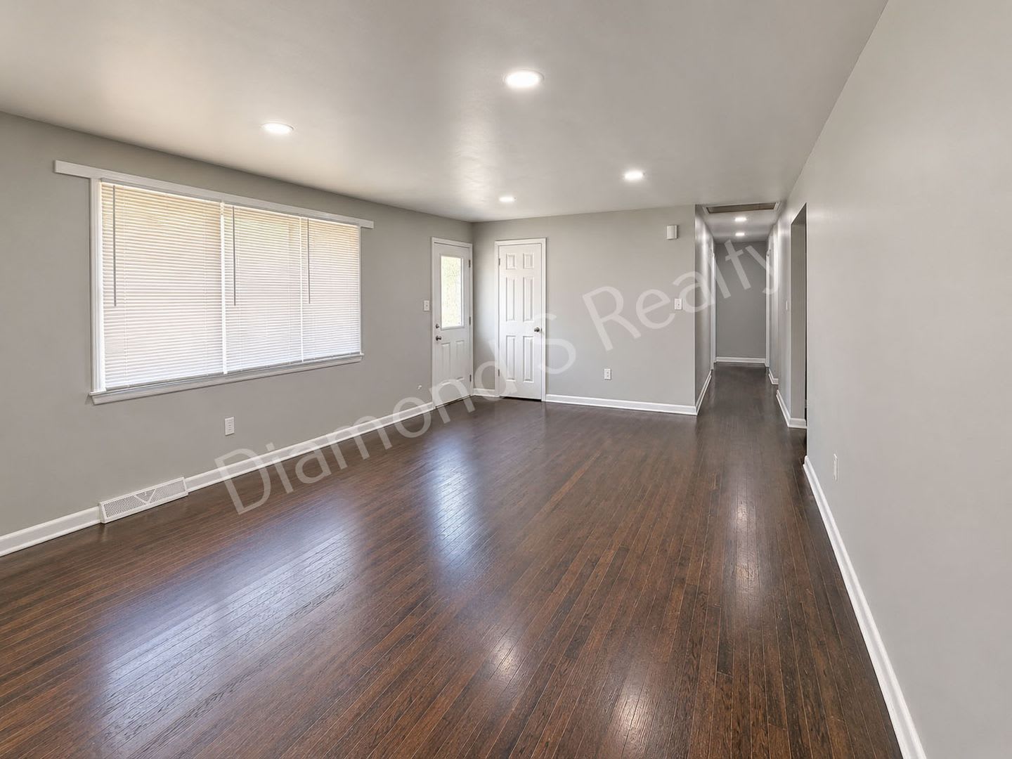 MOVE IN SPECIAL! Spacious 3 Bed, 2 Bath Home with Large Yard Available! – photo 4