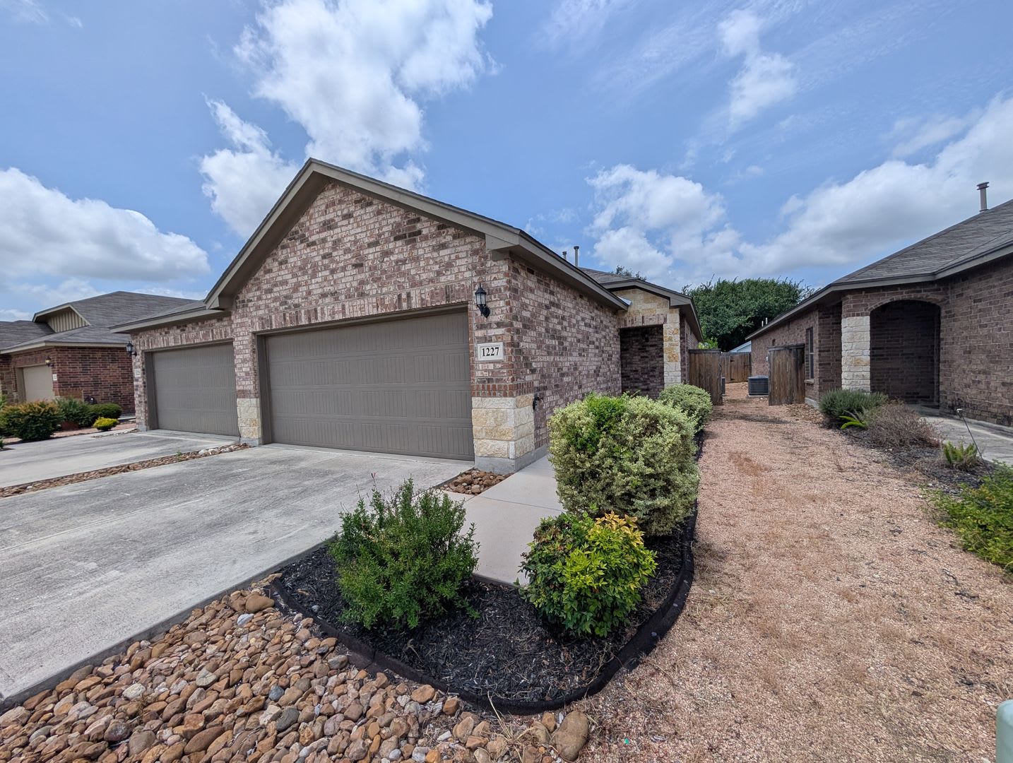 1 Month Free rent with a 13 Month Lease / Walk to Gruene/ Fridge Inculded / No Carpet / CISD – photo 2
