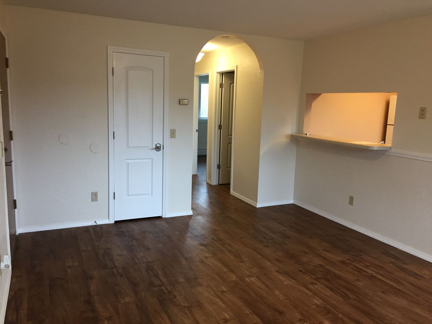 2 Bed/1Ba Apartment, tenant only pays electric – photo 4