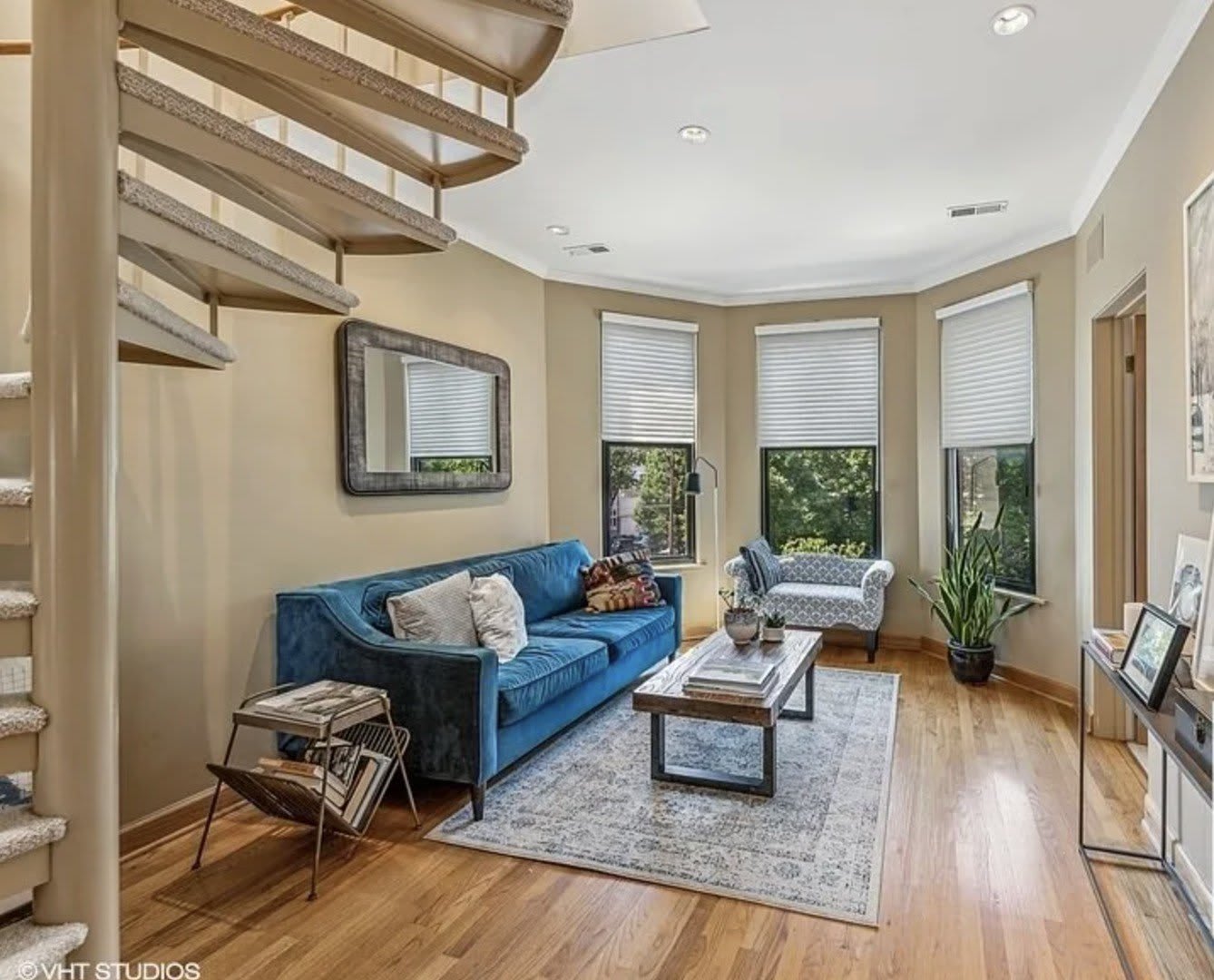 2837 N Southport Avenue – photo 2